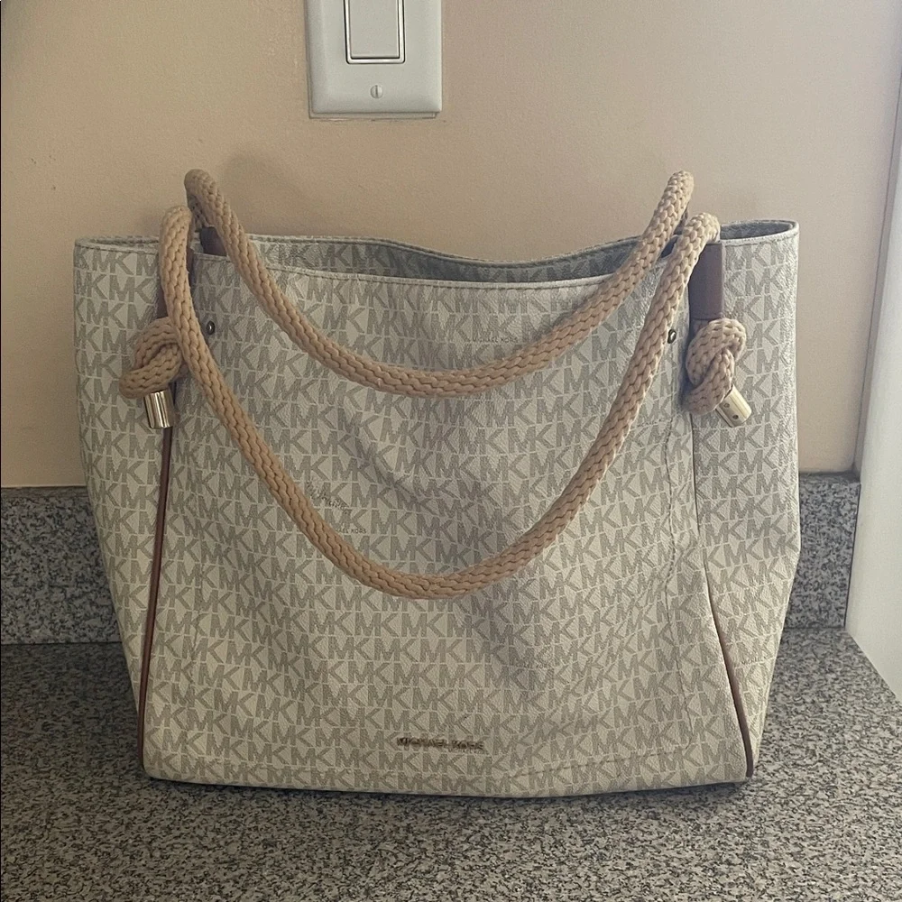 Michael kors purse - Picture 1 of 7